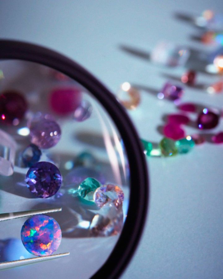 デザイナーの審美眼で選び抜かれた一点物の天然石から、お好みを選んでジュエリーに仕立てることができる