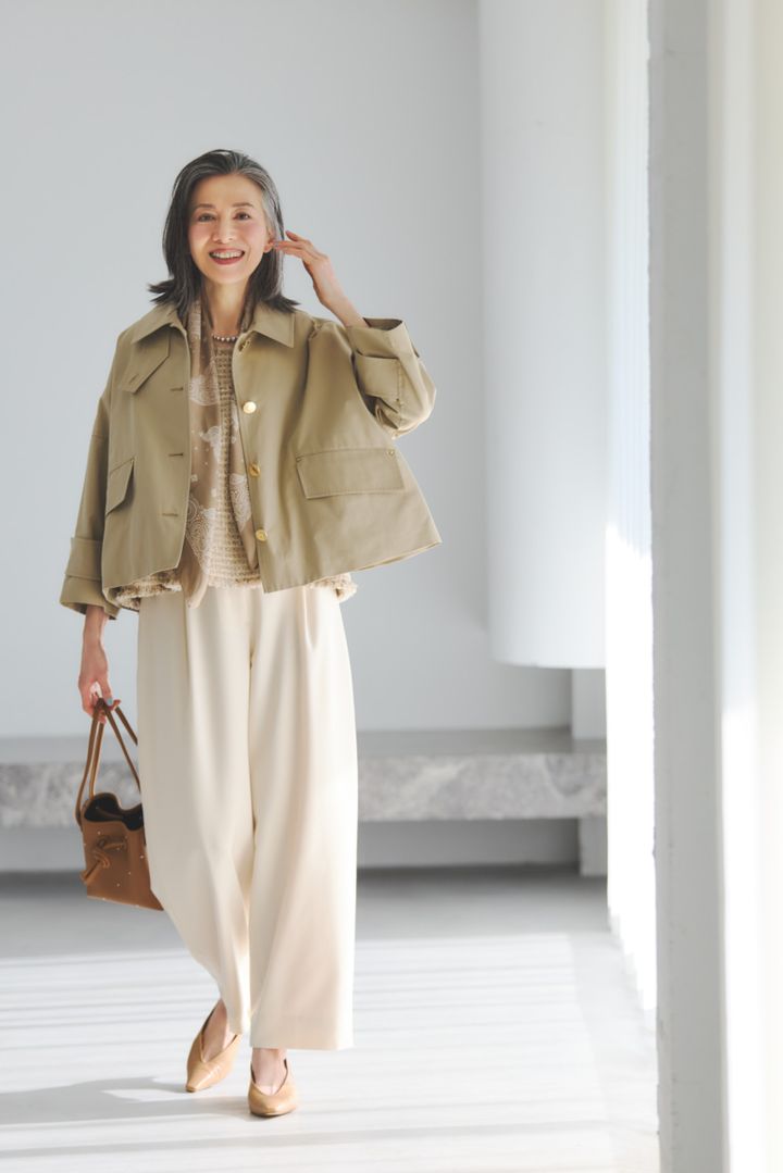 ジャケット¥107,800／マッキントッシュ※別注、トップス¥39,600、パンツ¥25,300／ともにボールジィ、バンダナ¥38,500／エイネス、ネックレス¥60,500／リエ スタジオ、バッグ¥47,300／ヴァジック フォー トゥモローランド、シューズ¥33,000／ヘンリ エンヴァーゴ（すべてトゥモローランド）