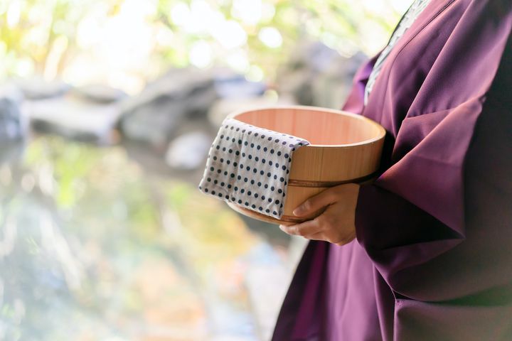 風呂桶を持つ女性