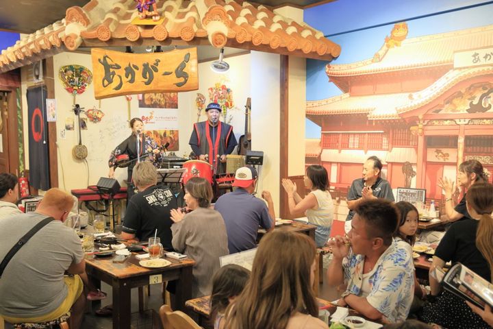 赤瓦屋根のステージで行われる島唄ライブ