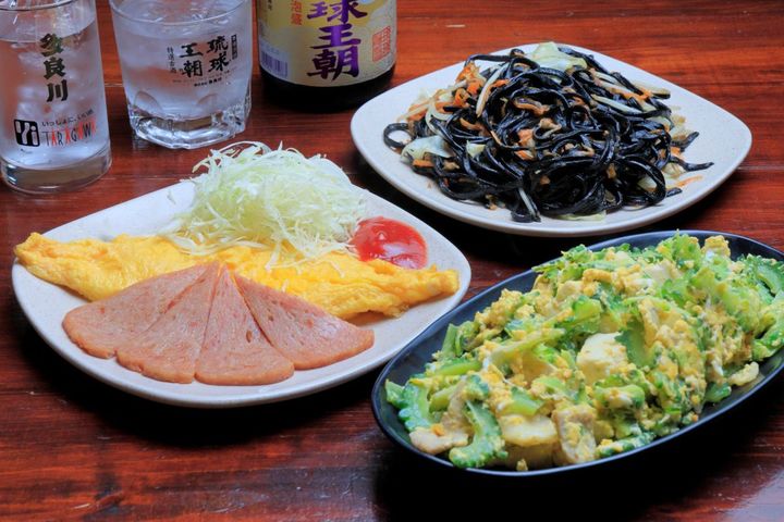 ポーク玉子770円（左）、ゴーヤちゃんぷるー770円（手前）、いかすみ焼きそば880円（奥）