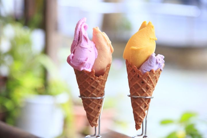 左「ドラゴンフルーツとヨーグルトとグァバ」860円〜、右マンゴーと紫芋980円〜