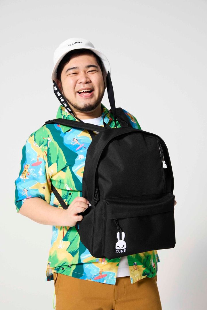 下北沢発のブランドCUNEとsmartが、初めてのコラボレーションして生まれたビッグパックパックと、モデルを務めた松井ケムリさん