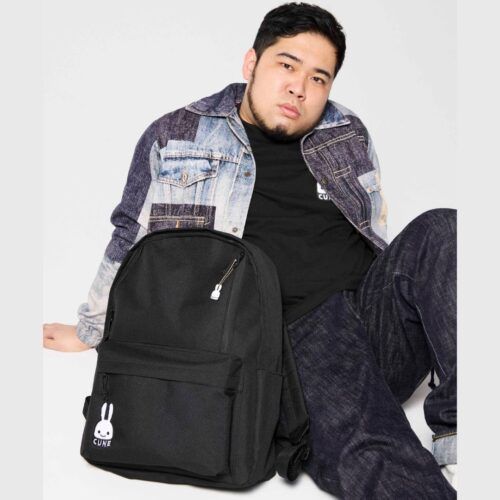令和ロマン・松井ケムリが、CUNEのモデルに!? 3月12日発売のsmartコラボ“バックパック”が、ファミマで買えるクオリティを超えている