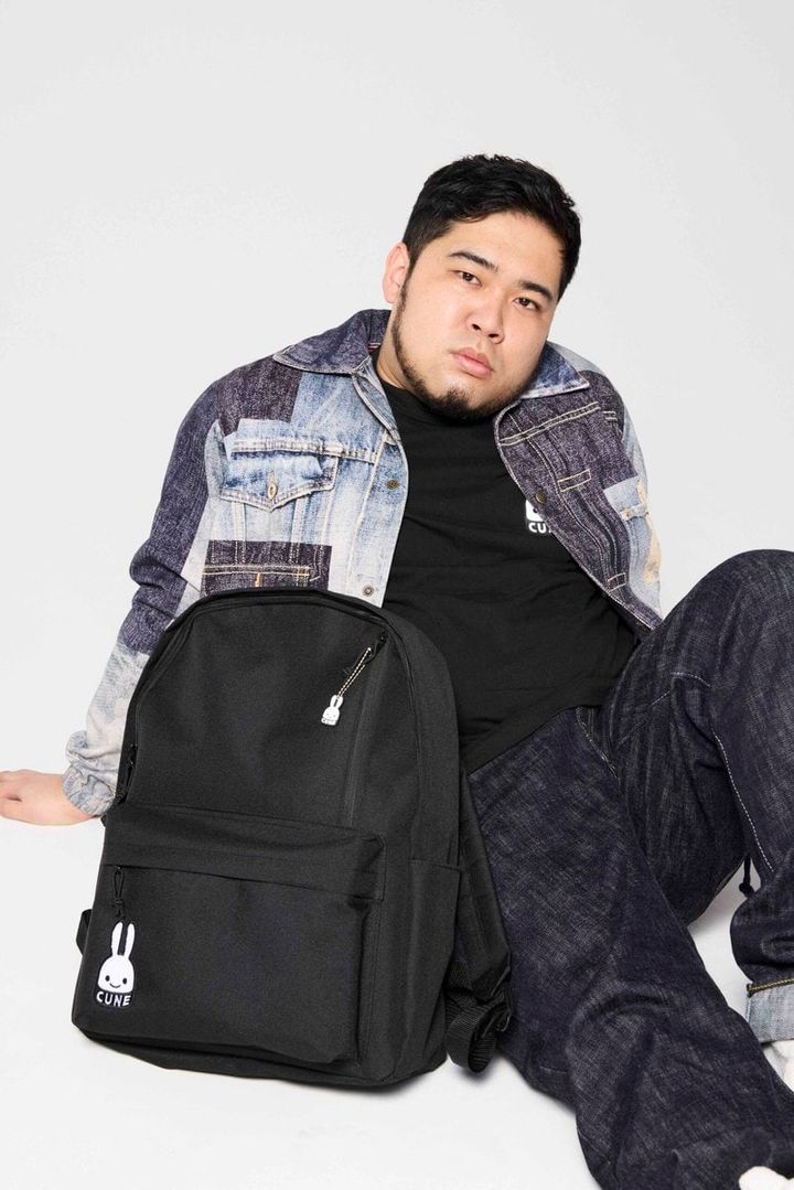 下北沢発のブランドCUNEとsmartが、初めてのコラボレーションして生まれたビッグパックパックと、モデルを務めた松井ケムリさん