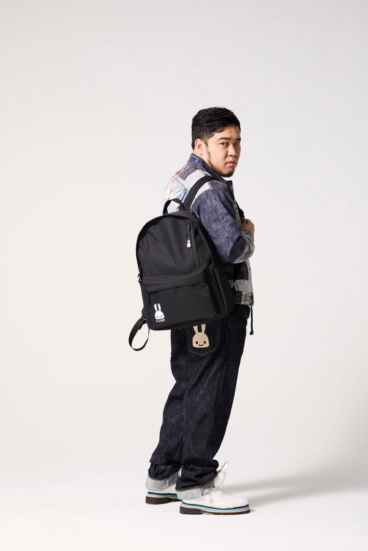 下北沢発のブランドCUNEとsmartが、初めてのコラボレーションして生まれたビッグパックパックと、モデルを務めた松井ケムリさん