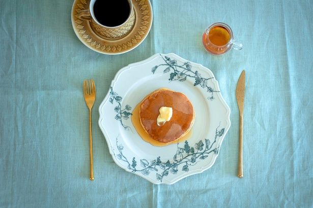 バターをのせ、メープルシロップをかける （C）NIKO LIFE／KADOKAWA