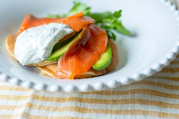 ワインとの相性も抜群な「サーモンアボカドディルソース」 （C）NIKO LIFE／KADOKAWA