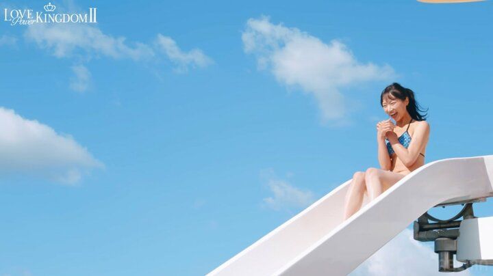 【写真・画像】9頭身レースクイーン、大胆ビキニ姿で滑り台！ハイスペイケメンたちの元へ飛び込む様子に「なにこれ!?」「これは最高」の声 3枚目