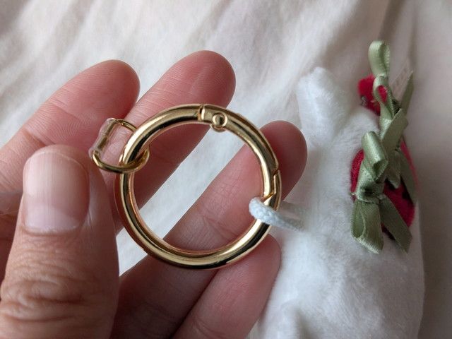 いちごぬいぐるみチャーム ゴールドカラビナリング