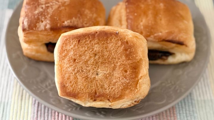 1個53円の高コスパ！【セブン】にダブルチョコの食感が楽しいミニパン