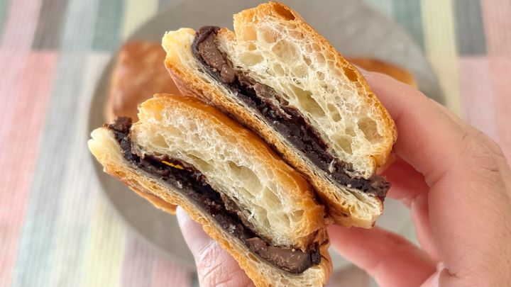 1個53円の高コスパ！【セブン】にダブルチョコの食感が楽しいミニパン