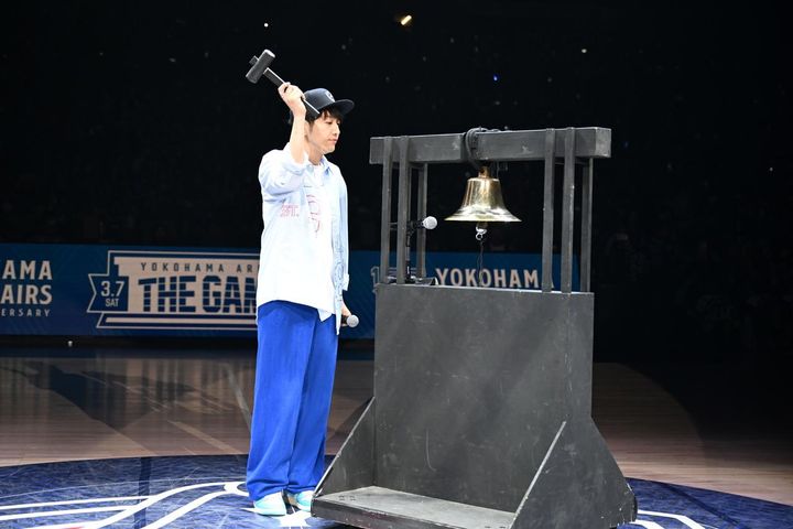 画像: ©B-CORSAIRS 試合前の鐘を鳴らすセレモニーに登場した、フォークデュオ「ゆず」の北川悠仁さん