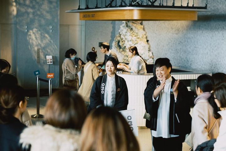 ホテルのスタッフこと「OMOレンジャー」さんは、どんな質問にも笑顔で答えてくれます。