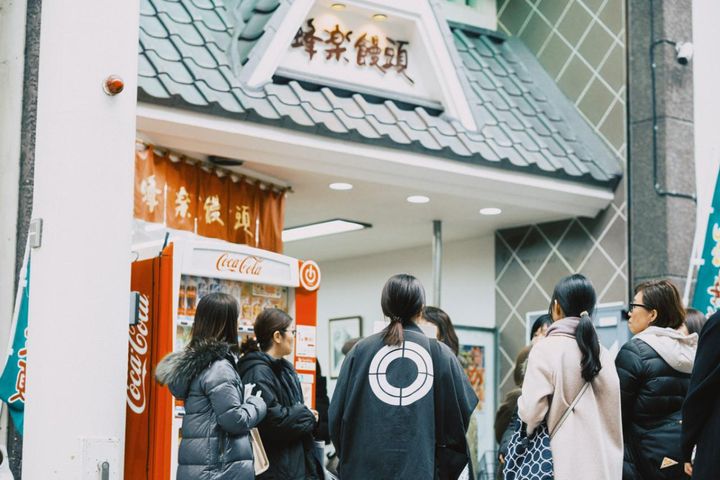 「蜂楽饅頭 熊本上通店」さんの前はいつも行列。
