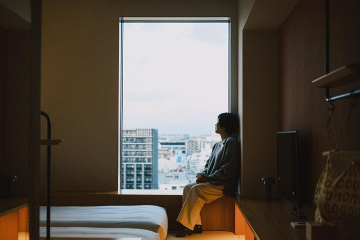 大きな窓のスペースに座って、ぼーっと外を眺めるのも至福の時間です。