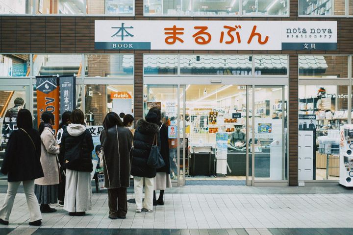地元の受験生が合格祈願に訪れるという「まるぶん書店」のカッパ像。