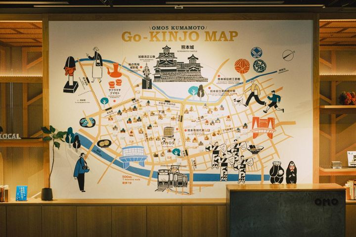 フロントのある「OMOベース」で私たちを迎えてくれるのが「ご近所マップ」。 地元の人おすすめのお店の情報が、店の主人を城主と捉えて、お城の形のプレートで紹介されています。地元愛が満載です。