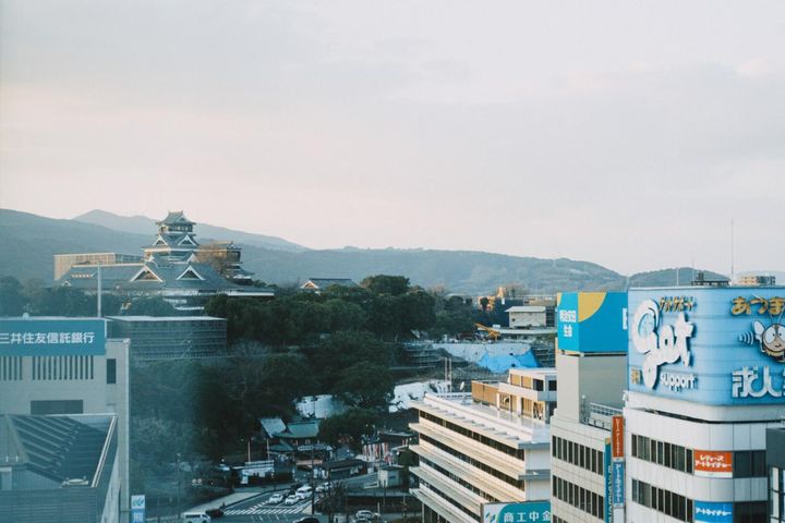 部屋の窓からの熊本城。夕焼けと熊本城の景色は感動もの！