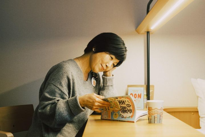 部屋には腰かけて読書やお茶をするスペースも。