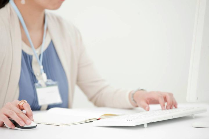 パソコンを操作する人