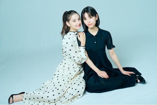 【写真を見る】お互いに寄せる信頼感と友情を明かした當真あみ＆嵐莉菜を撮り下ろし！ 撮影/Jumpei Yamada(ブライトイデア) ヘアメイク(當真)/SAKURA(makiura office) スタイリスト(當真)/Tatsuya Yoshida ヘアメイク(嵐)/辻村友貴恵(ende) スタイリスト(嵐)/内田理菜