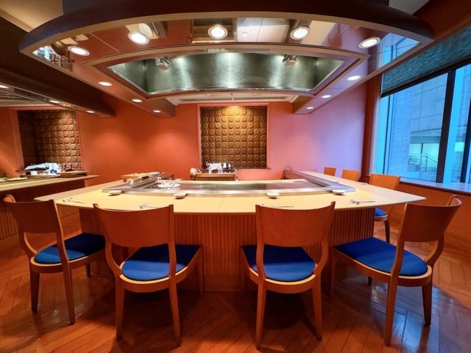 ホテルオークラ福岡 鉄板焼さざんか 座席