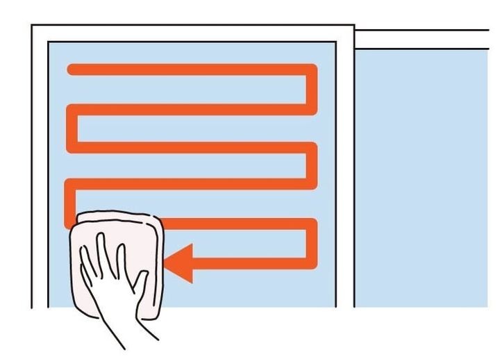 窓ふきをする図