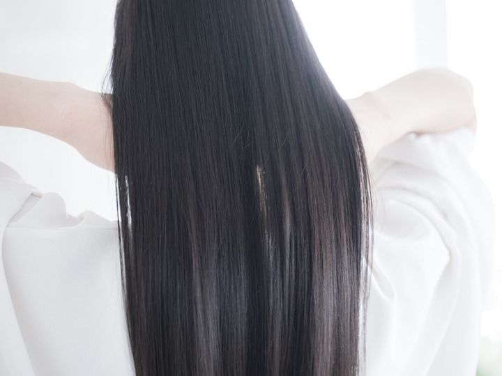 電車のドア横席で、横に立つ人の長い髪が顔にあたり不快な思いをした。そんな経験がある人は多いのではないだろうか。髪の長い人は、混んだ電車内や飲食の場では注意が必要だ。自慢のロングヘアのはずが非常識な人と思われかねない。※サムネイル画像：PIXTA