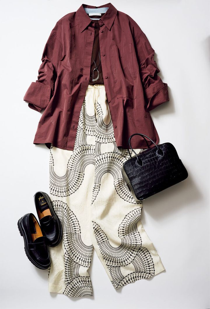 バッグ￥93,500／メゾンカナウ（ヤマニ）、パンツ￥37,400／ ミュラー オブ ヨシオクボ、シャツ￥30,800／フォーエーエム、ニット［4月発売予定］￥30,800／プレインピープル（プレインピープル青山）、ネックレス￥14,300 ／ジャミレイ（プレインピープル青山）、ローファー￥51,700／ショセ（プリュス バイ ショセ）