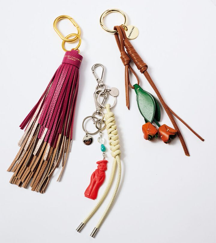 〈右から〉レザーのチューリップモチーフ￥11,550 ／ヴィアメイルバッグ（ティースクエア プレスルーム）、アイボリーレザーチャーム￥7,700、赤の海兵チャーム￥7,700 ／ともにITTI（イチギャラリー）、レザーのフリンジ￥17,600／ジャンニ キアリーニ（ジャンニ キアリーニ 銀座店）