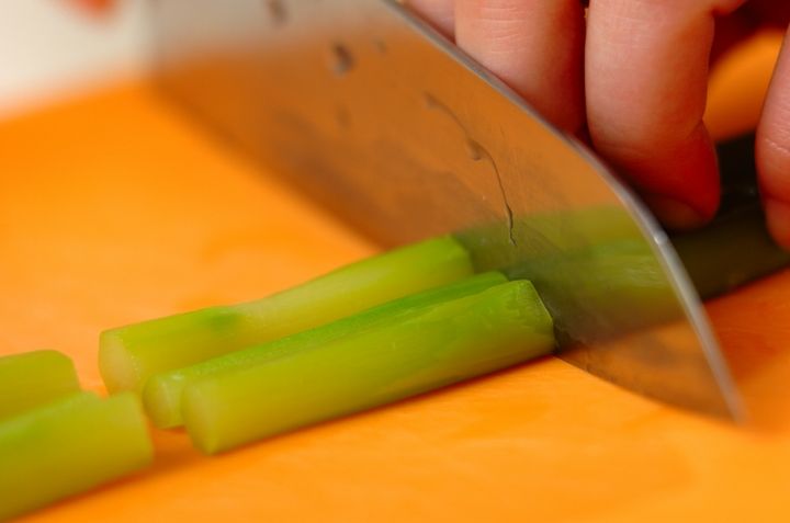 アスパラの美味しさそのまま ごまマヨ和え by山下 和美さんの下準備1