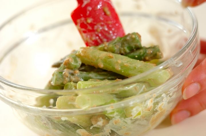 アスパラの美味しさそのまま ごまマヨ和え by山下 和美さんの作り方1