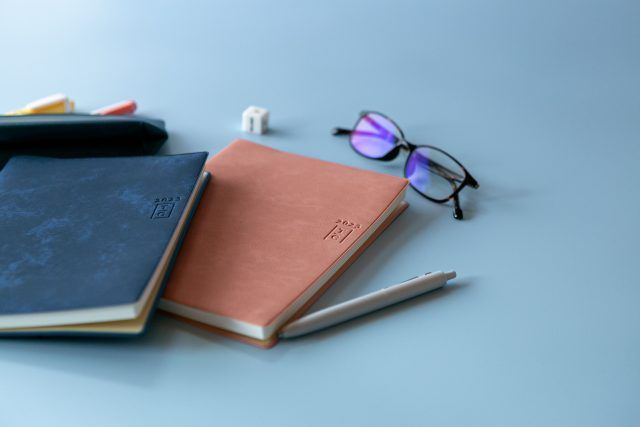 手帳とメガネ