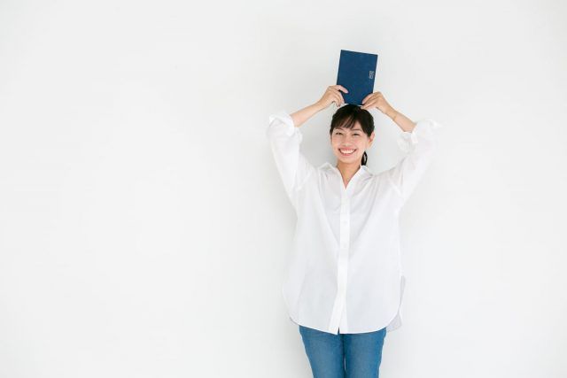 手帳を持つ女性