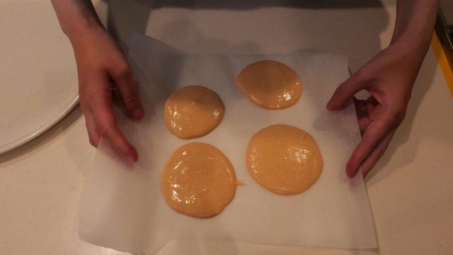 クッキングシートにのせた生地
