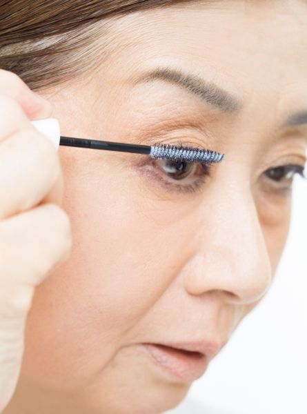 2 マスカラ下地を上まつ毛の下側に塗ります