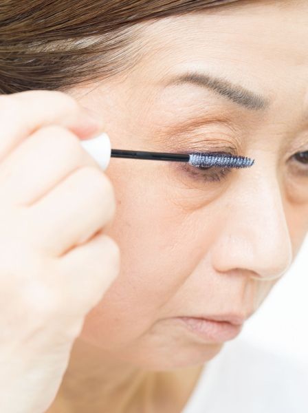 1 マスカラ下地を上まつ毛の上側に塗ります