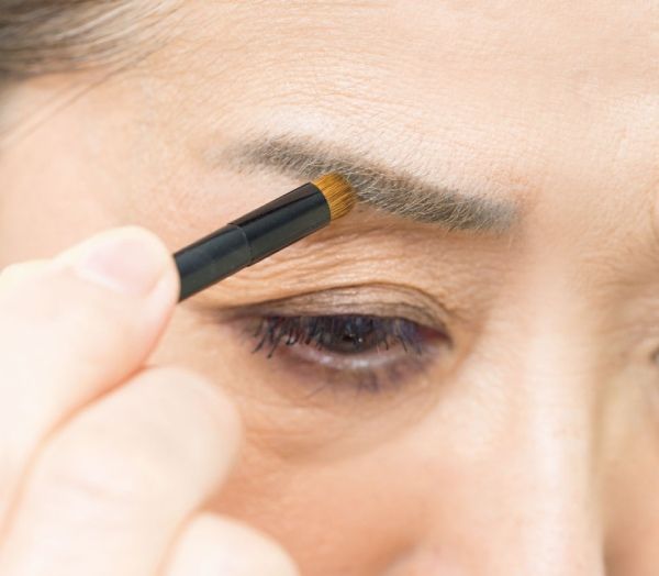 2 眉山から眉頭に向かって、淡い色で描きます。反対側も同様に。