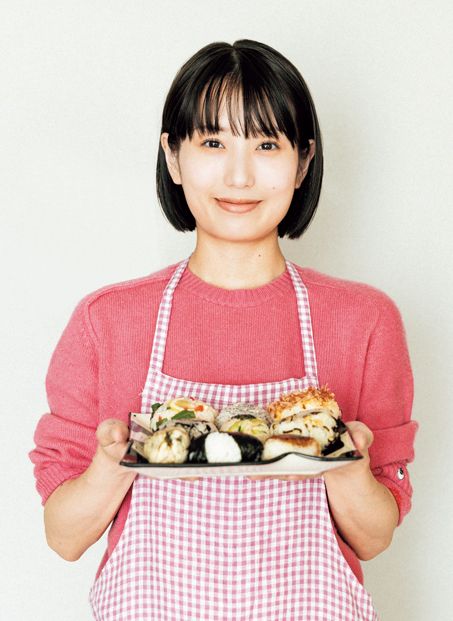 【長谷川あかりさんのおにぎりレシピ】朝ごはんにぴったり栄養満点！「基本の塩おにぎり」＆「炒り卵とおかかのおにぎり」の作り方の画像1