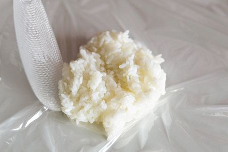 【長谷川あかりさんのおにぎりレシピ】朝ごはんにぴったり栄養満点！「基本の塩おにぎり」＆「炒り卵とおかかのおにぎり」の作り方の画像2