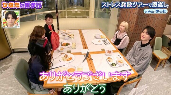 【写真・画像】「ママ？」「ギャルかと」人気インフルエンサーJK、“超絶若い”お母さんの姿に驚き “可愛い”妹にも熱視線 4枚目