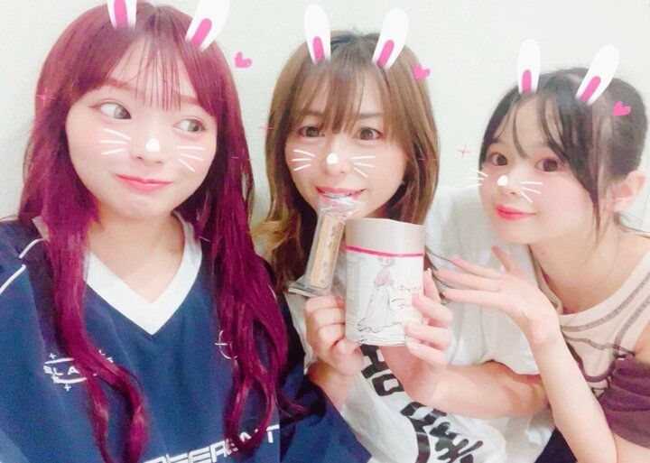 【写真・画像】「ママ？」「ギャルかと」人気インフルエンサーJK、“超絶若い”お母さんの姿に驚き “可愛い”妹にも熱視線 1枚目