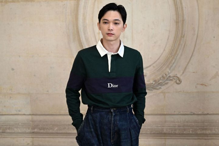 俳優の吉沢亮が2026年1月21日、パリで開催されたメンズ・パリ・ファッションウィークの一環として行われたディオール（DIOR）の2026-27年秋冬メンズコレクションに先立ち、フォトコールでポーズを取った