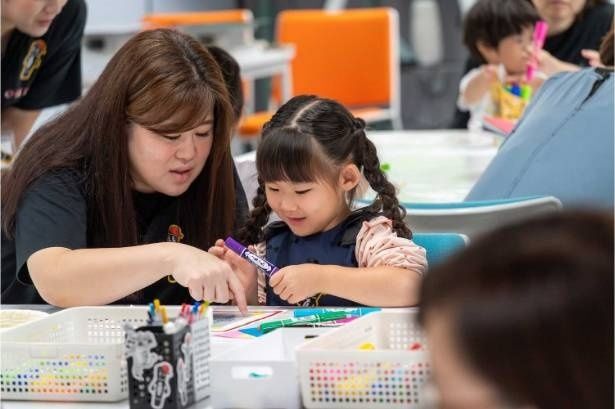 講師とともにおえかきを楽しむ