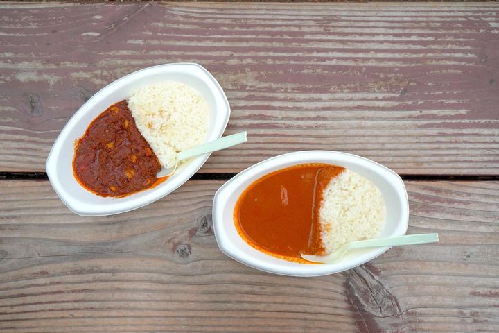 画像: チキンがごろっと入ったバターチキン（右）は、香りのいいスパイスの風味を、バターのコクが包みこむマイルドな一皿。ピリッと深みあるスパイスが旨みを引き立ててあとを引くチキンキーマ（左）とぜひ食べ比べを（各1000円）。