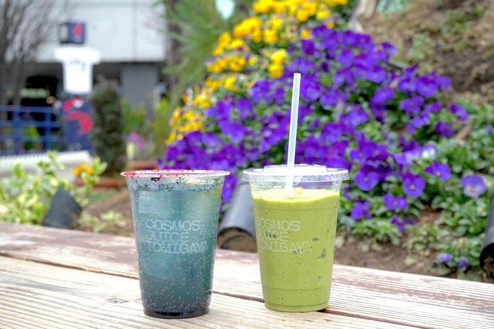 画像: お酒好きは要注目な自家製サムライレモンサワー（左、920円）と、有機抹茶とバナナ、デーツ、自家製アーモンドバター、ラベンダーシロップとオーツミルクが入ったラベンダー抹茶スムージー（右、1400円）。