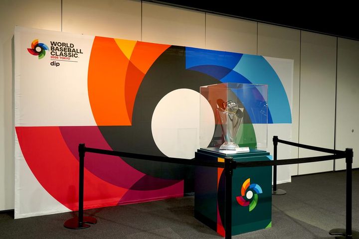 画像8: ユニフォームやサインボールなど貴重な展示も