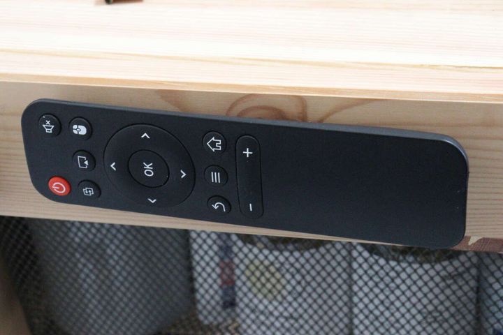 ダイソーのフリーマジック（黒、熱に強い粘着、25mm×15cm）でリモコンを収納する