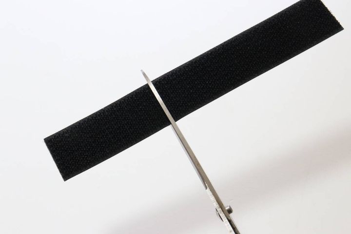 ダイソーのフリーマジック（黒、熱に強い粘着、25mm×15cm）をハサミで切る